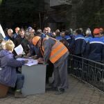 Varios trabajadores votan en Mariupol