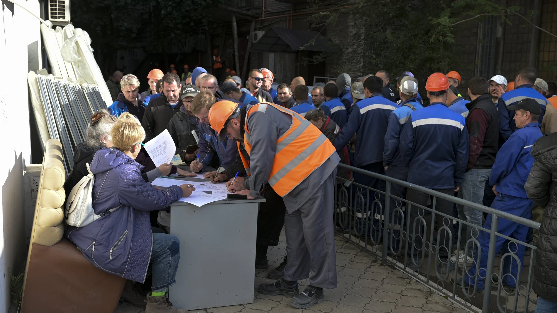 Varios trabajadores votan en Mariupol