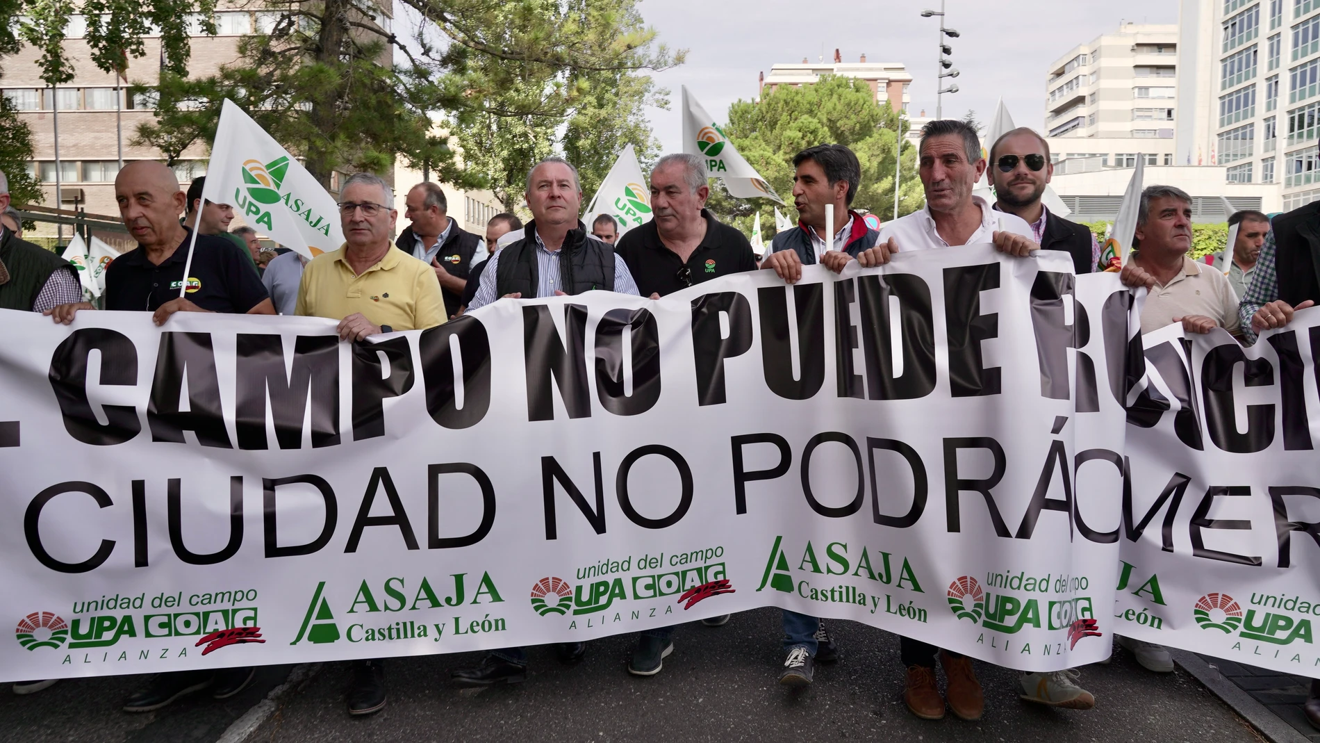 Las organizaciones profesionales agrarias Asaja, COAG y UPA se manifiestan para denunciar los "inasumibles costes" de producción que hacen "inviable" la sementera de cereales