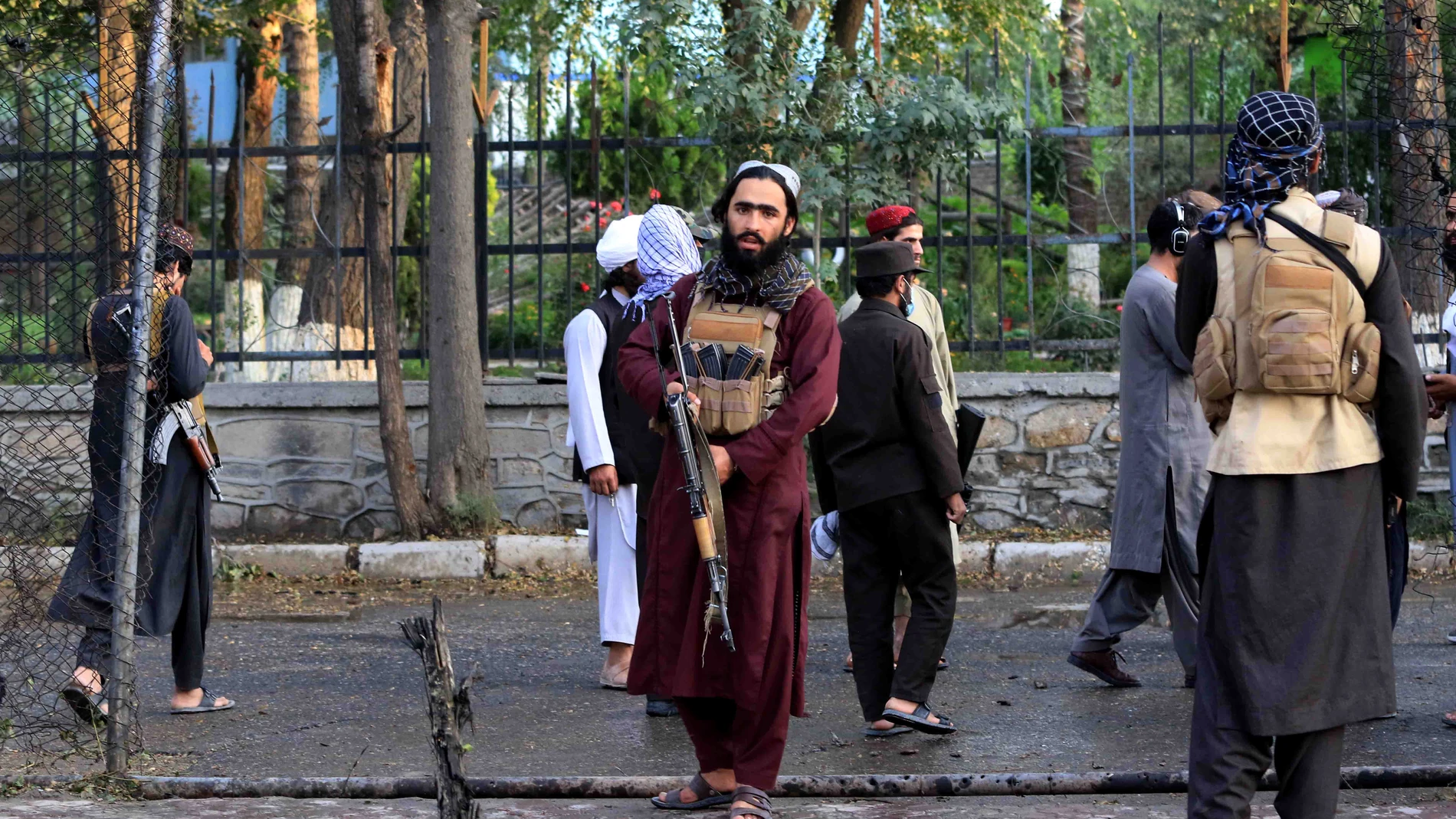 Talibanes hacen guardia en los alrededores de la mezquita Wazir Mohammad Akbar Khan tras la explosión