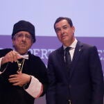 El presidente de la Junta de Andalucía, Juanma Moreno, (d) junto al rector de la Universidad de Málaga, José Ángel Naváez, (i) durante el acto solemne de apertura del curso académico. Álex Zea / Europa Press