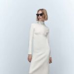 El vestido midi blanco roto de Zara que llevarás con botas altas
