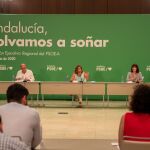 Susana Díaz, en el centro, presidió ayer la Comisión Ejecutiva del PSOE-A