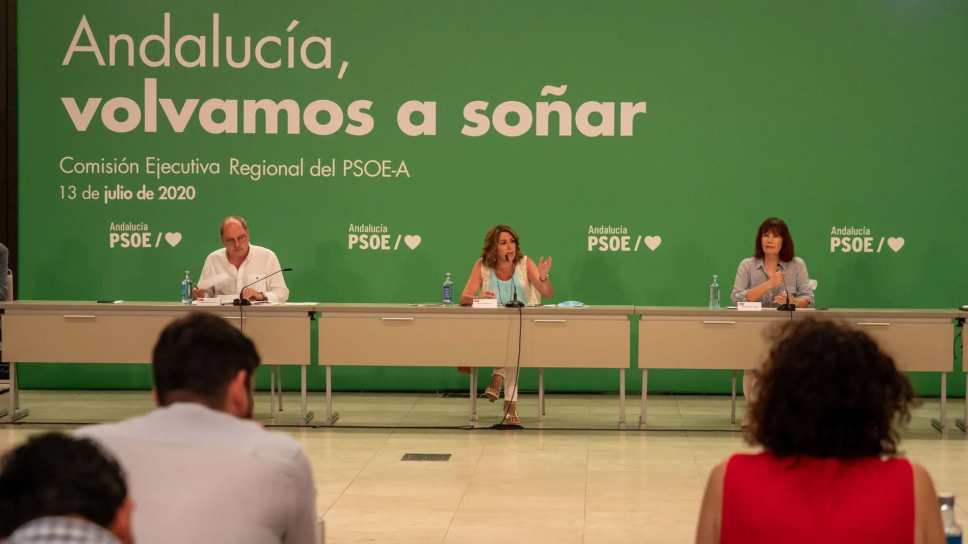 Susana Díaz, en el centro, presidió ayer la Comisión Ejecutiva del PSOE-A
