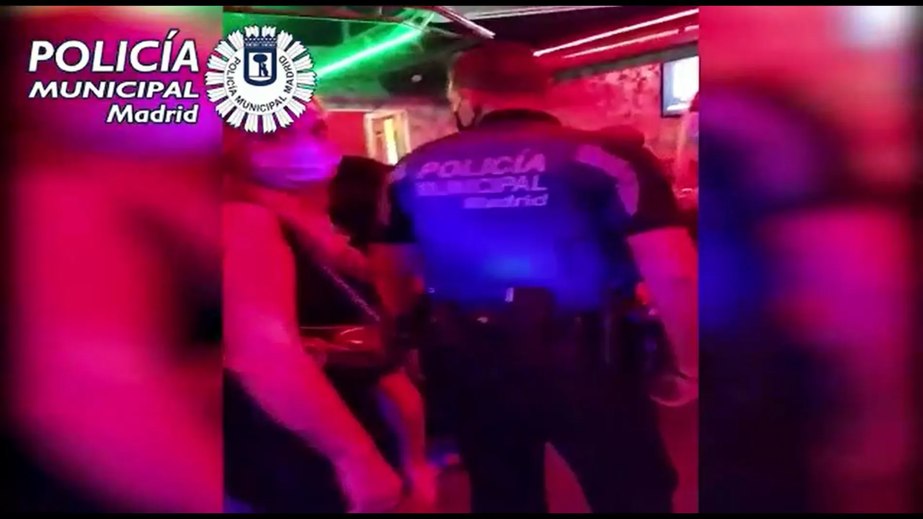Imagen de vídeo de la Policía Municipal, durante la intervención en una fiesta celebrada en Puente de Vallecas