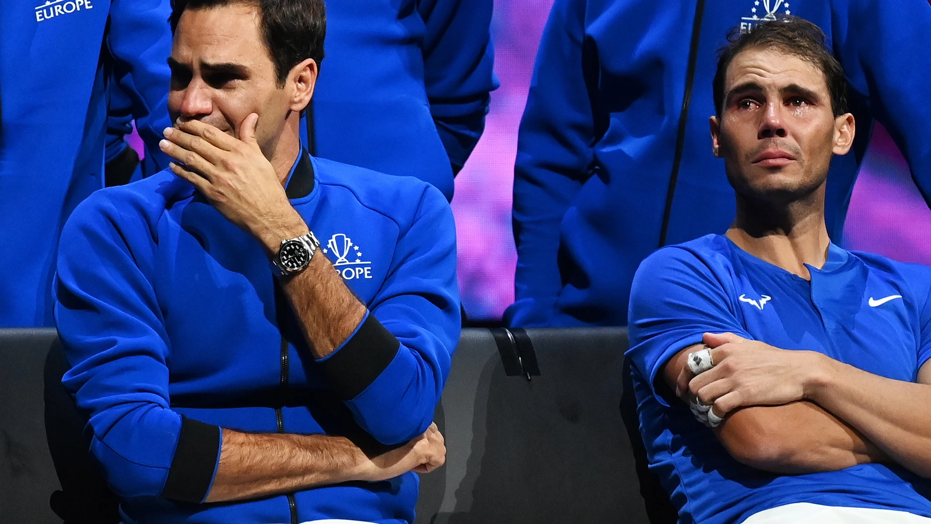 Roger Federer y Rafa Nadal llorando en la despedida del tenis del suizo