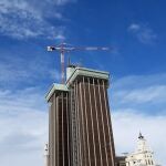 Dos jóvenes escalan las Torres de Colón para hacerse 'selfies'