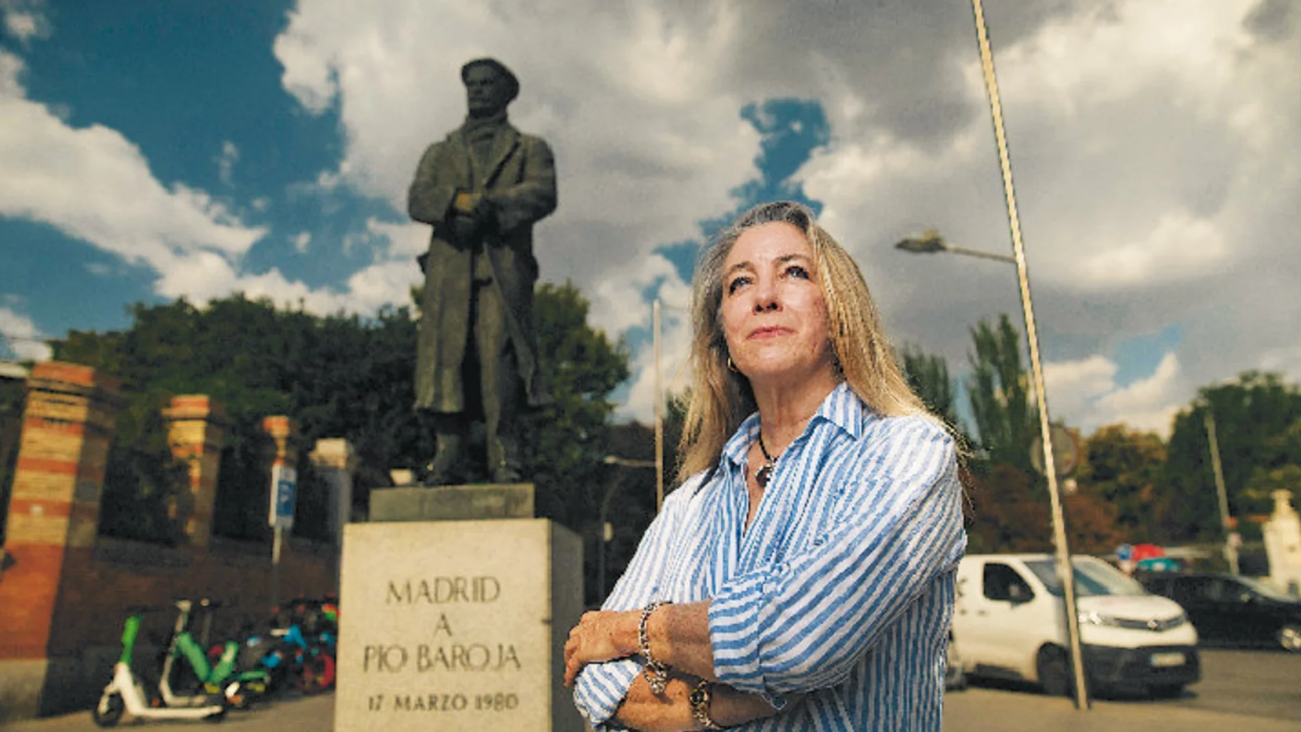 Carmen Caro, sobrina nieta del autor, junto a la estatua de Pío Baroja levantada en la cuesta de Moyano, uno de los lugares preferidos del autor de «El árbol de la ciencia»