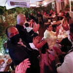 Los hosteleros de una conocida zona de Madrid, en Jorge Juan, aplauden a los clientes que no dejan de ir a los restaurantes apoyando los negocios