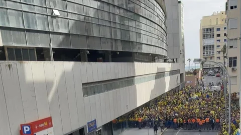 Los aficionados del Cádiz se han saltado hoy las medidas de seguridad