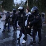 Policías rusos detienen a manifestantes pacíficos en Moscú