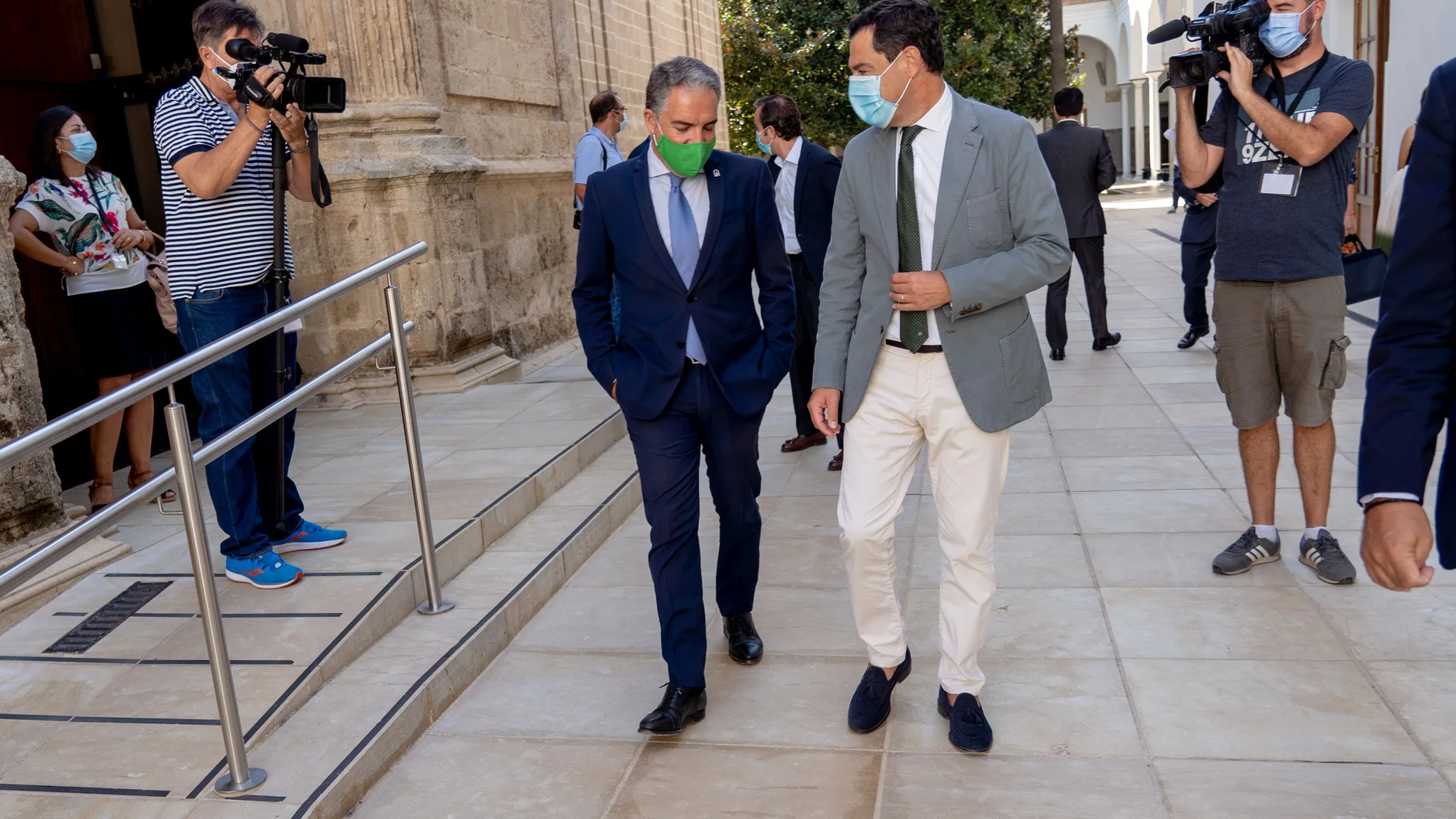 El presidente de la Junta, el popular Juanma Moreno, a la derecha, junto al consejero de Presidencia y portavoz del Ejecutivo regional, Elías Bendodo