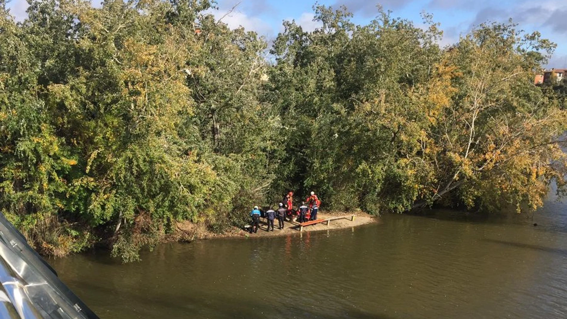 Momento del rescate de un cadáver en las aguas del Pisuerga