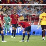 Los jugadores españoles, cabizbajos después de la derrota ante Suiza