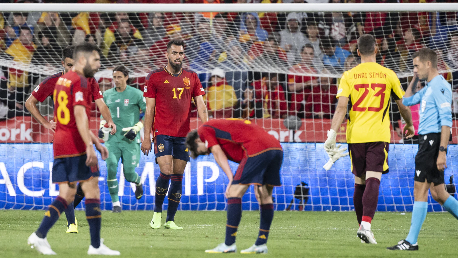 Los jugadores españoles, cabizbajos después de la derrota ante Suiza