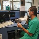 Uno de los trabajadores de la UCI del Hospital Infanta Elena de Huelva informa a los familiares de los pacientes aislados sobre su estado de salud