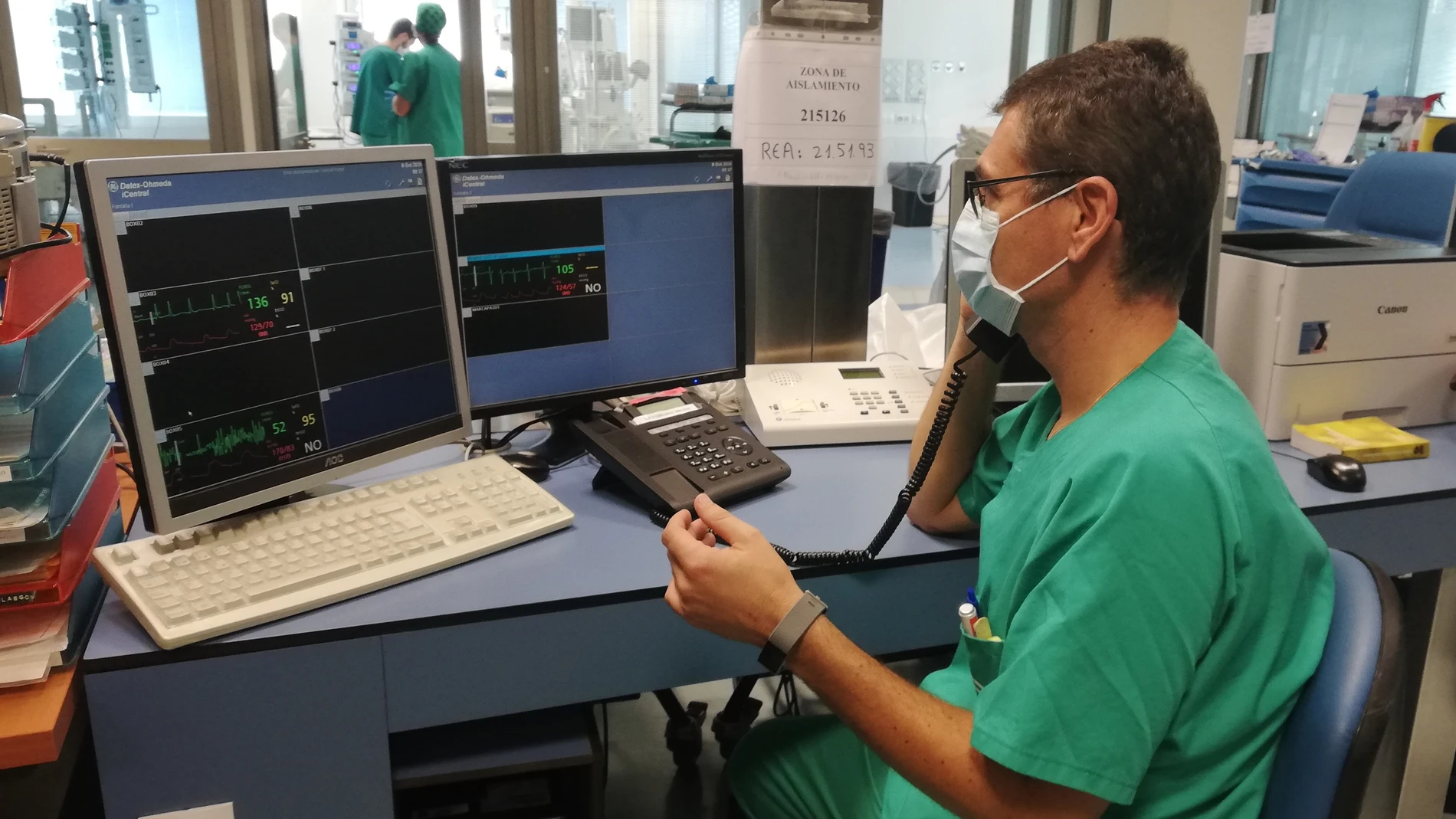 Uno de los trabajadores de la UCI del Hospital Infanta Elena de Huelva informa a los familiares de los pacientes aislados sobre su estado de salud