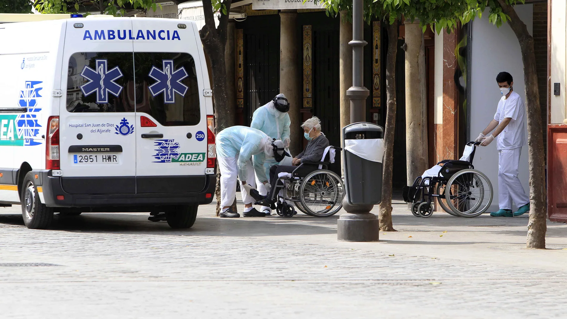 Sanitarios trasladan a un anciano desde una residencia de mayores de Sevilla por el coronavirus