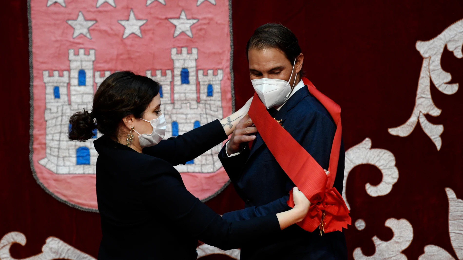 La presidenta de la Comunidad de Madrid, Isabel Díaz Ayuso, entrega al tenista Rafael Nadal la Gran Cruz de la Orden del Dos de Mayo en la Real Casa de Correos