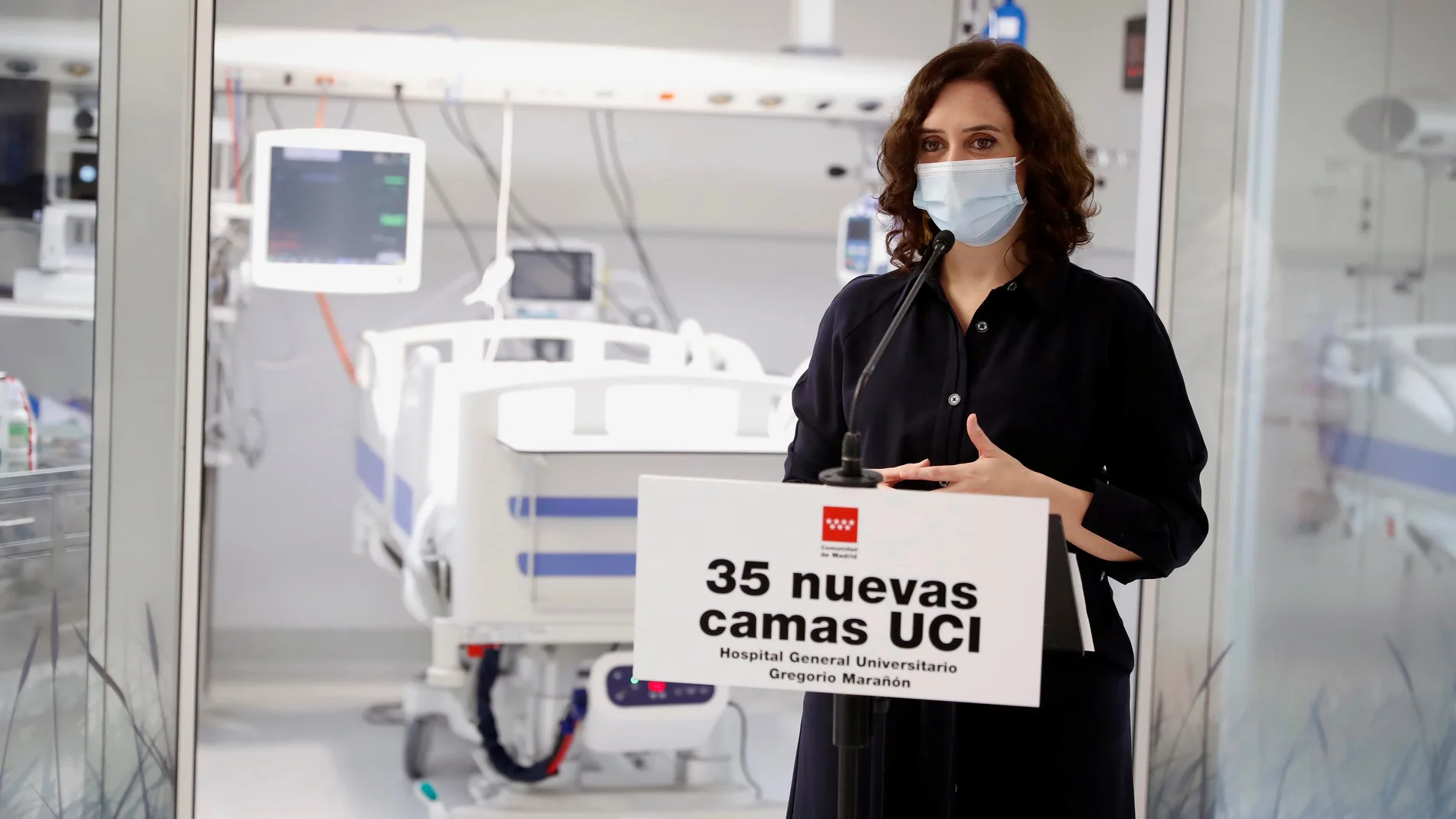 La presidenta de la Comunidad de Madrid, Isabel Díaz Ayuso, hace unas declaraciones mientras visita este martes la nueva Unidad de Cuidados Intensivos del Hospital General Universitario Gregorio Marañón