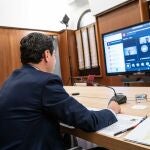 Juanma Moreno participa en una videoconferencia con el sector agroalimentario andaluz