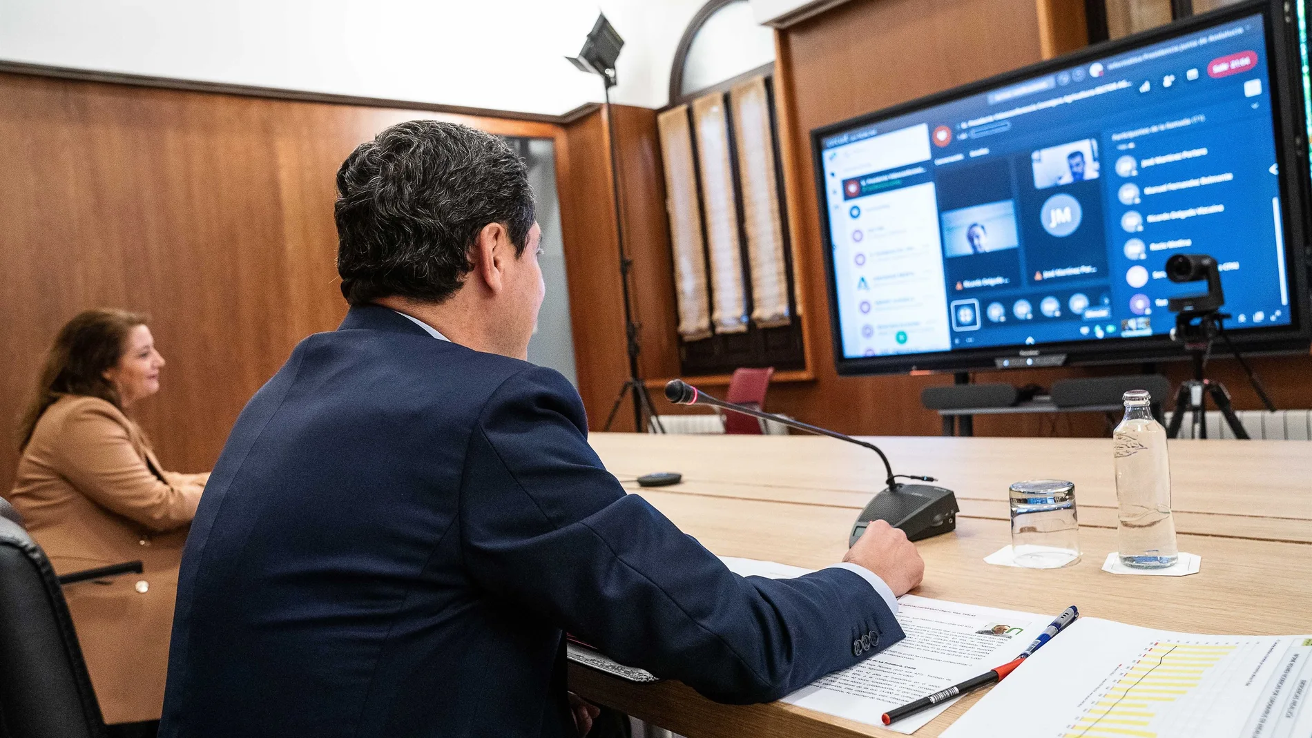 Juanma Moreno participa en una videoconferencia con el sector agroalimentario andaluz