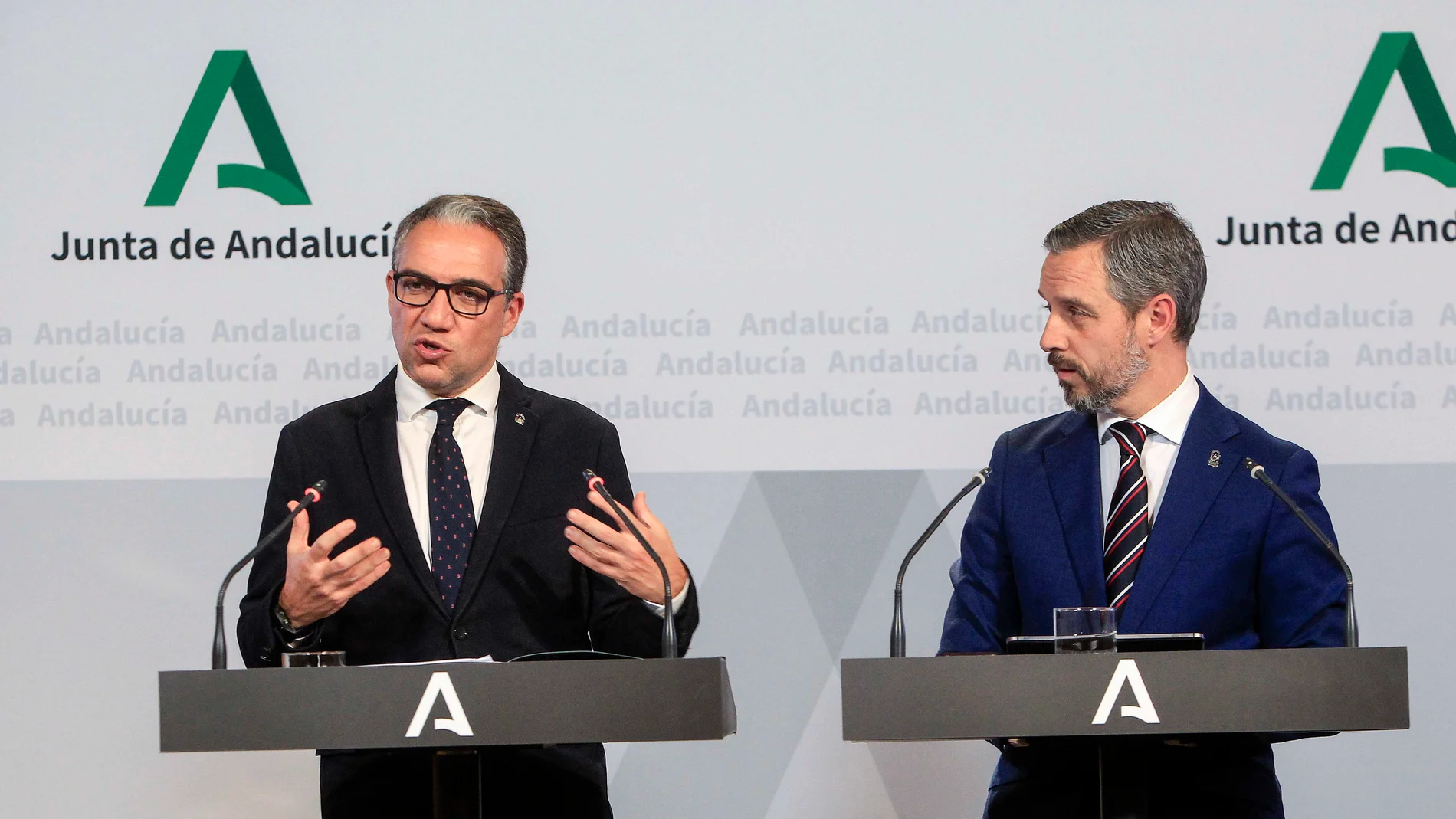 Los consejeros andaluces Elías Bendodo y Juan Bravo, ayer tras la reunión del Consejo de Gobierno