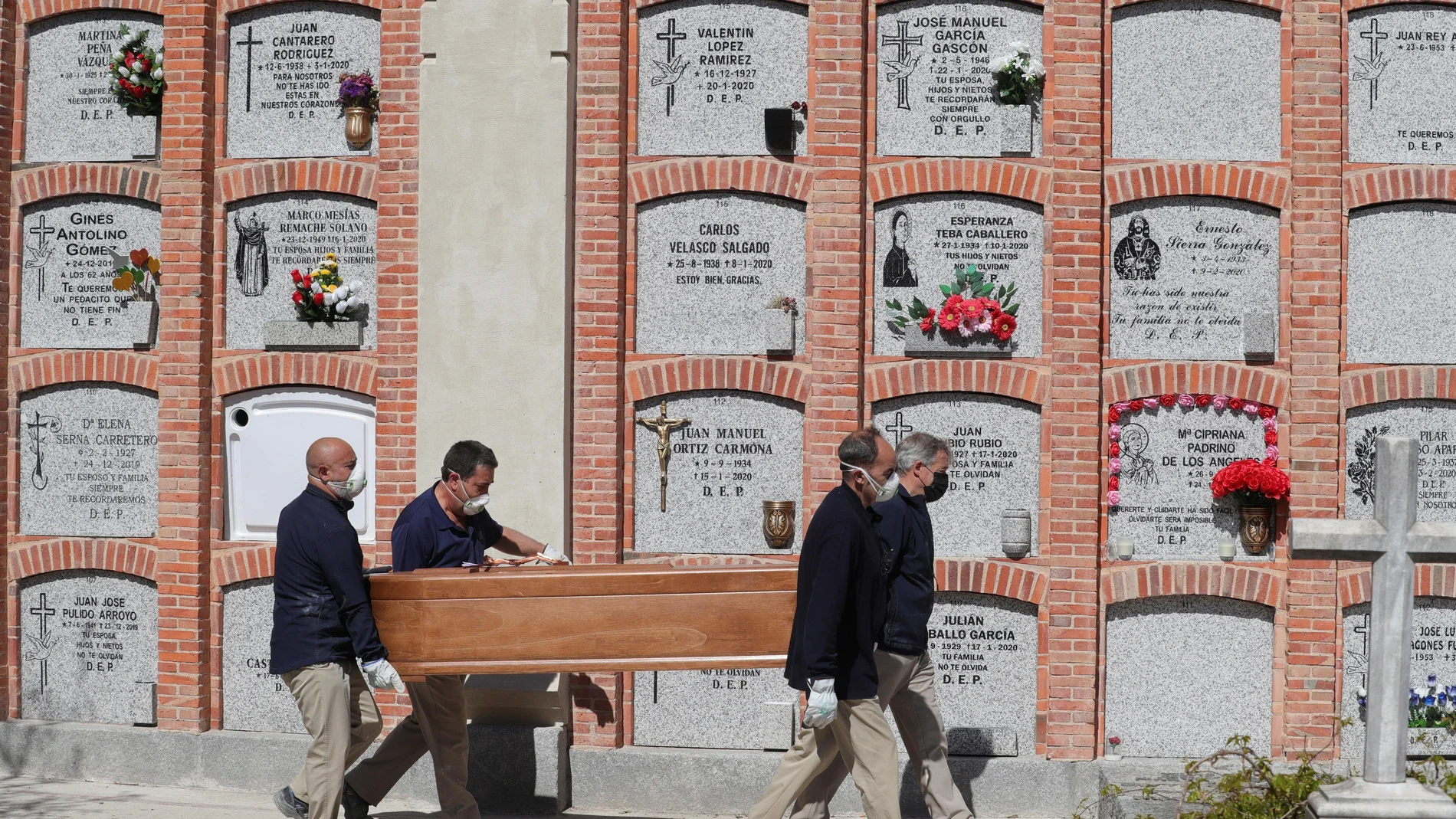 El Covid marca la visita a los cementerios del Día de Todos los Santos