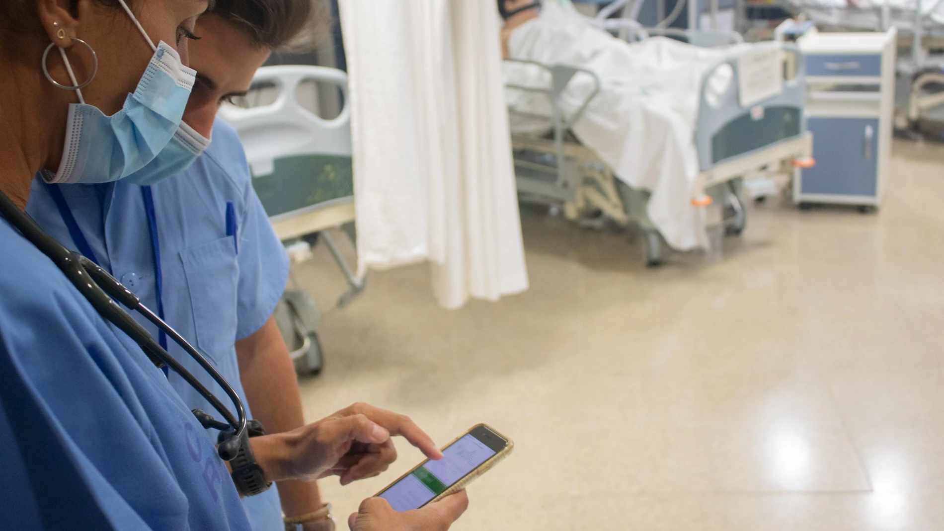 Sanitarias con pacientes de un hospital de Sevilla