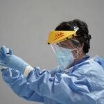 Una sanitario sostiene test rápido de antígenos para la detección de la covid en la mano
