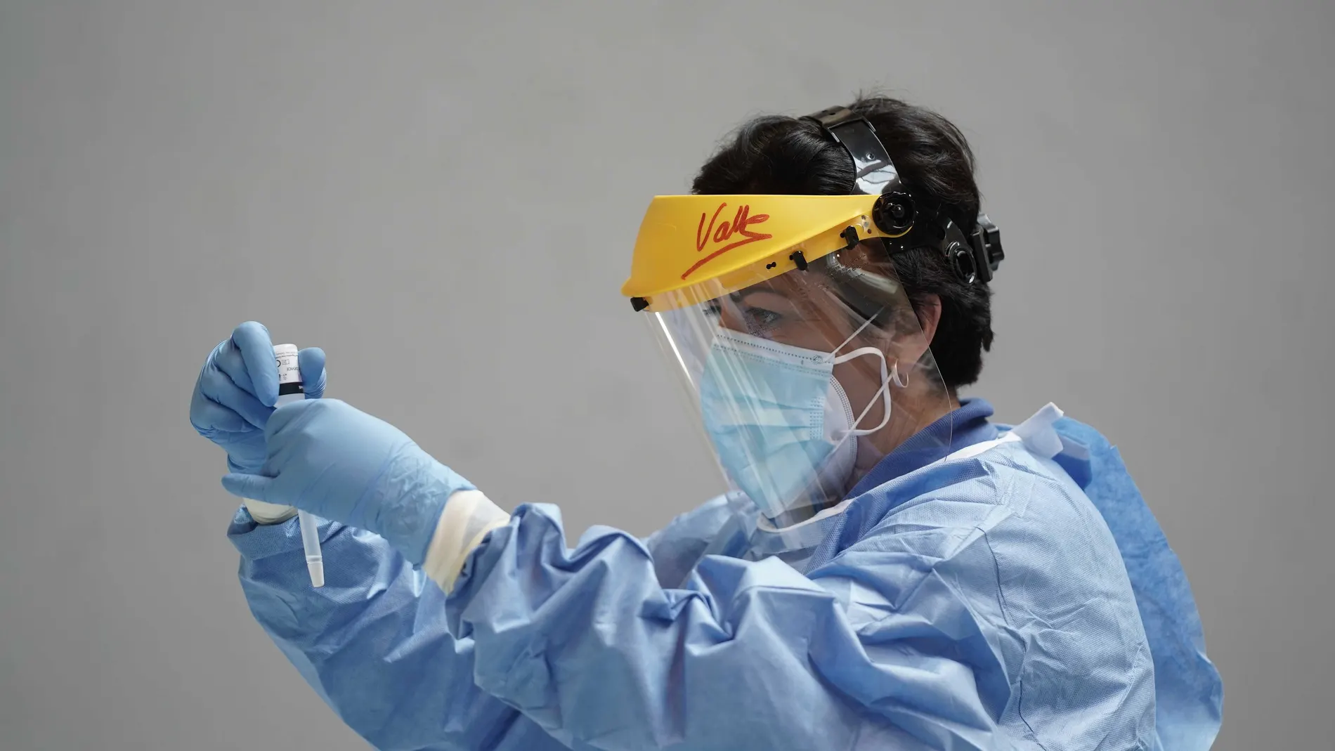 Una sanitario sostiene test rápido de antígenos para la detección de la covid en la mano
