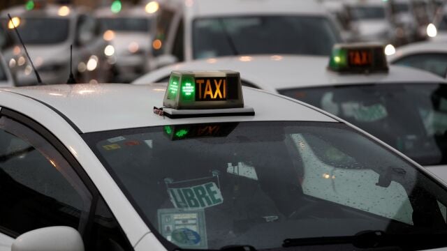 Numerosos taxis estacionados en la estación de Atocha de Madrid, a la espera de clientes