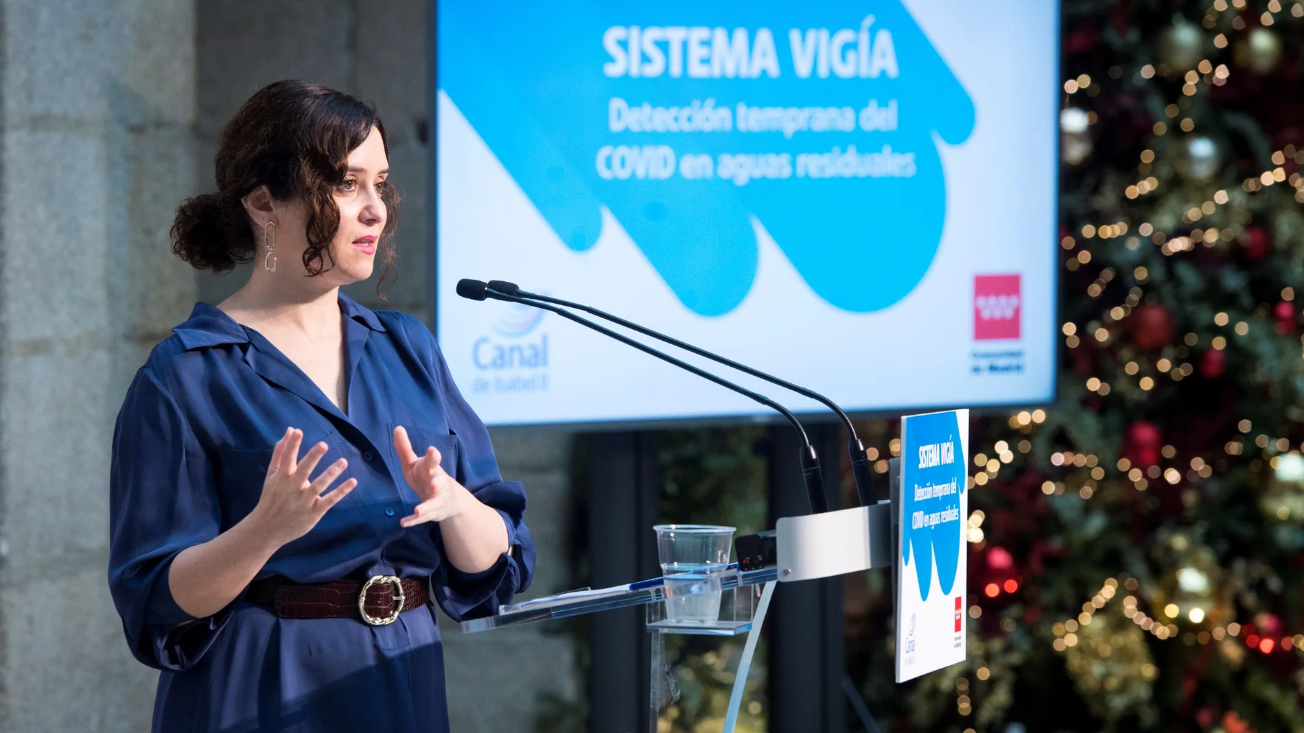 La presidenta de la Comunidad de Madrid, Isabel Díaz Ayuso, presenta el proyecto "Vigía" de detección temprana de COVID en aguas residuales este viernes en Madrid.