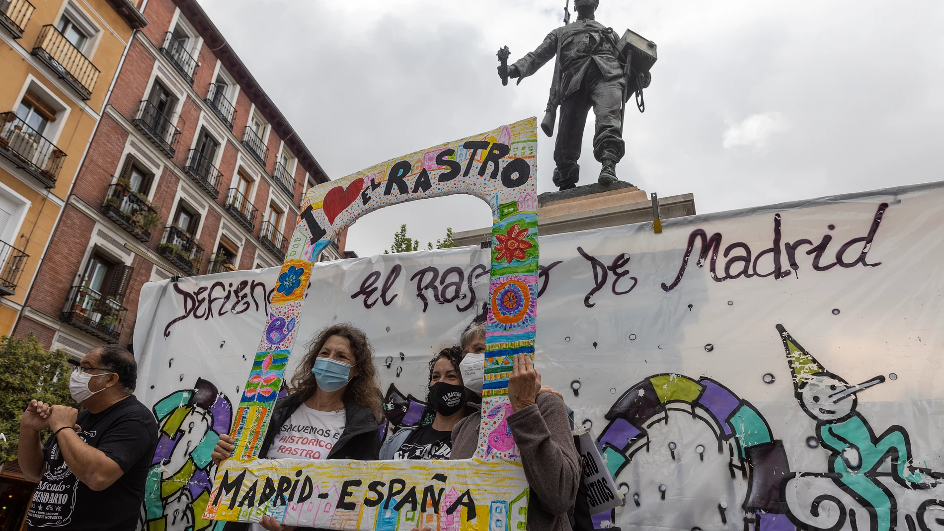 Comerciantes del Rastro de Madrid se concentran en la Plaza de Cascorro