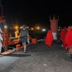 Efectivos de Salvamento Marítimo realizan de noche un trasladado de varias personas inmigrantes al puerto de Motril