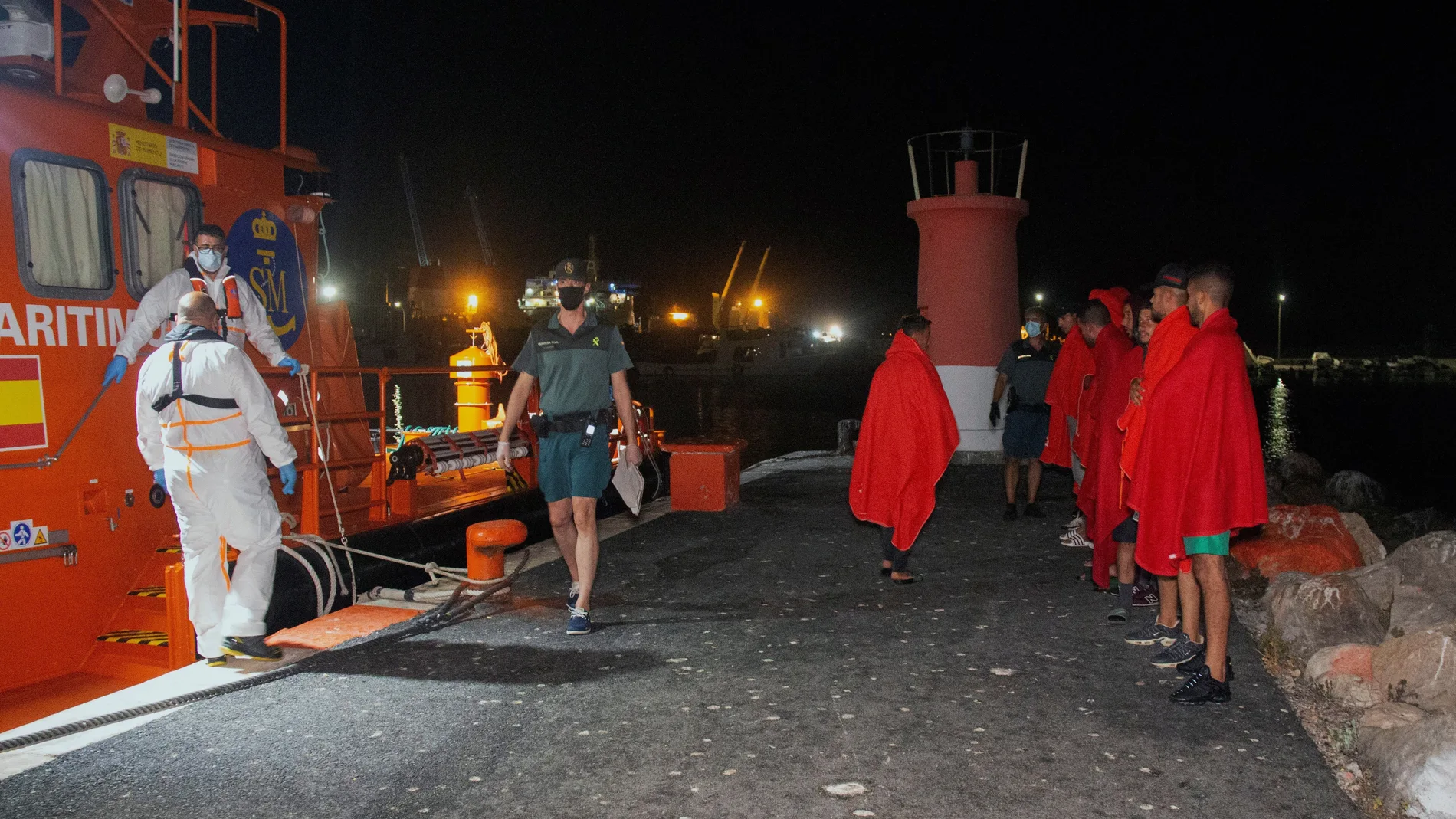Efectivos de Salvamento Marítimo realizan de noche un trasladado de varias personas inmigrantes al puerto de Motril