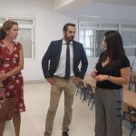 El director general de Atención a la Diversidad, Participación y Convivencia Escolar, Daniel Bermúdez, en el centro de la imagen, durante una visita a un centro antes de la pandemia