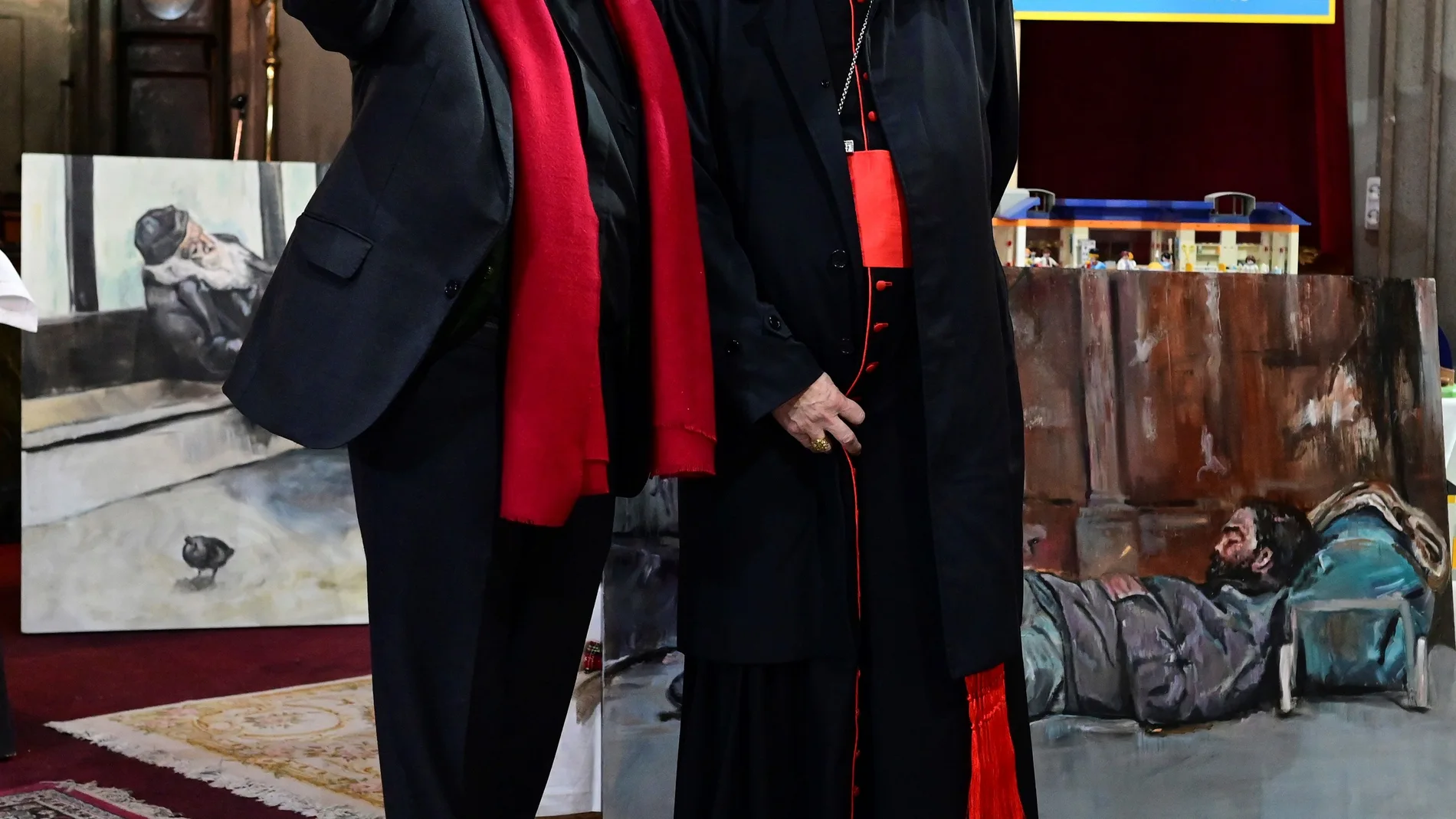 El padre Ángel conversa con el arzobispo de Madrid, Carlos Osoro, durante la celebración de la cuarta jornada mundial de los pobres en la iglesia de San Antón, este sábado en Madrid.