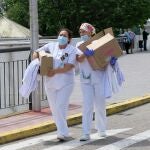Dos profesionales sanitarias en las inmediaciones de un hospital de Sevilla Hospital Virgen de Valme de Sevilla