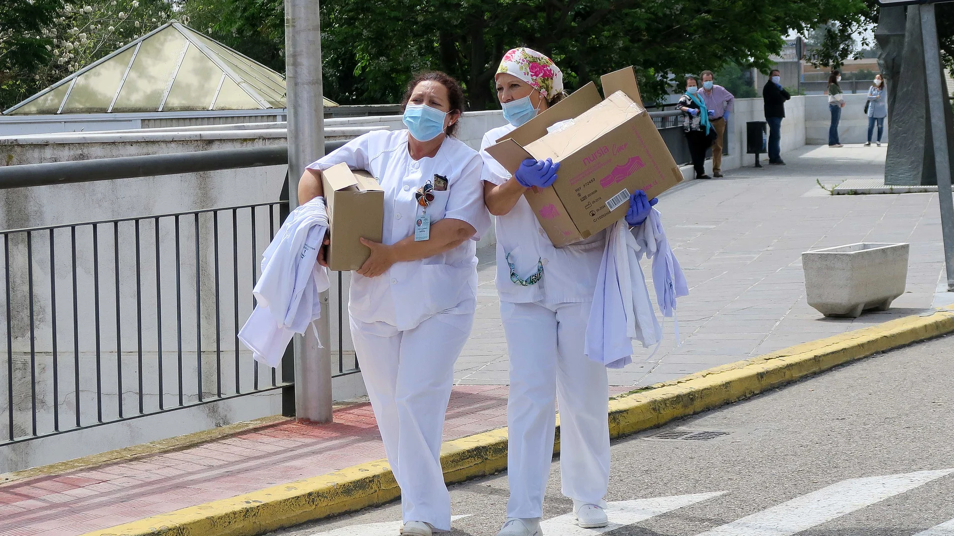 Dos profesionales sanitarias en las inmediaciones de un hospital de Sevilla Hospital Virgen de Valme de Sevilla