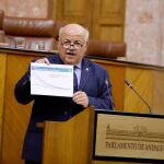 El consejero andaluz de Salud, Jesús Aguirre, ayer en el Parlamento regional