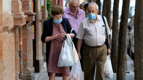 Gente en la calle con mascarillas