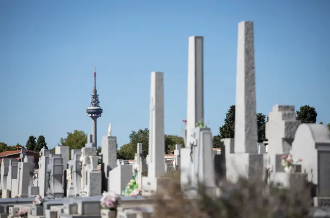 Despliegue de drones y 275 policías para controlar el aforo de los cementerios de Madrid
