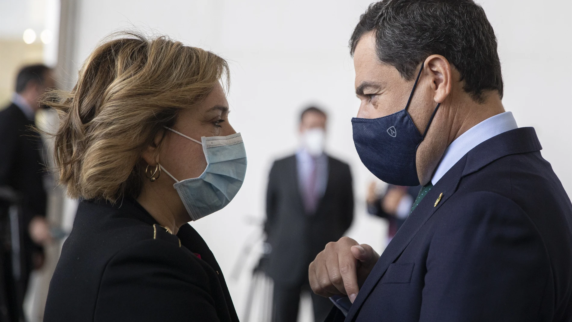 La delegada del Gobierno central en Andalucía, Sandra García, junto al presidente de la Junta, Juanma Moreno