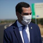 El presidente andaluz, Juanma Moreno, ha participado hoy en la inauguración de la variante este de Arriate, en Málaga