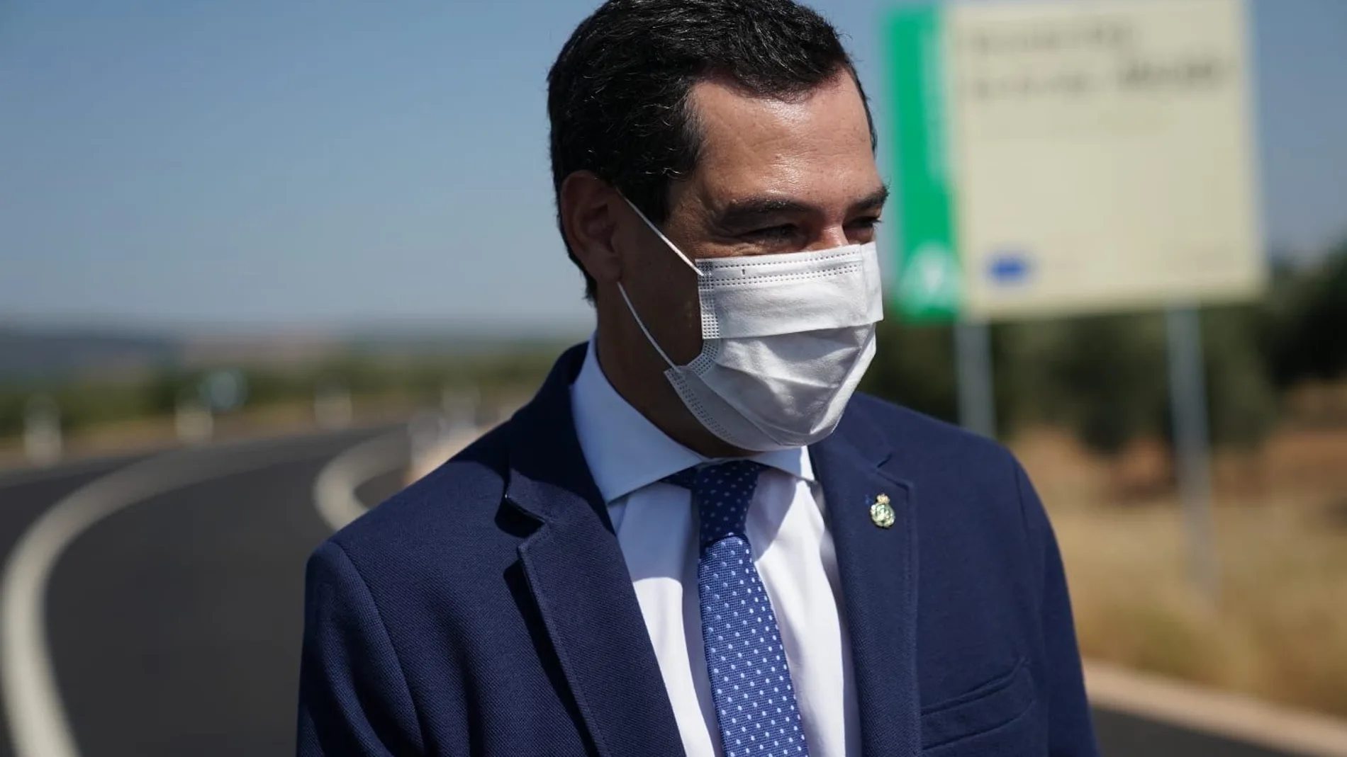 El presidente andaluz, Juanma Moreno, ha participado hoy en la inauguración de la variante este de Arriate, en Málaga