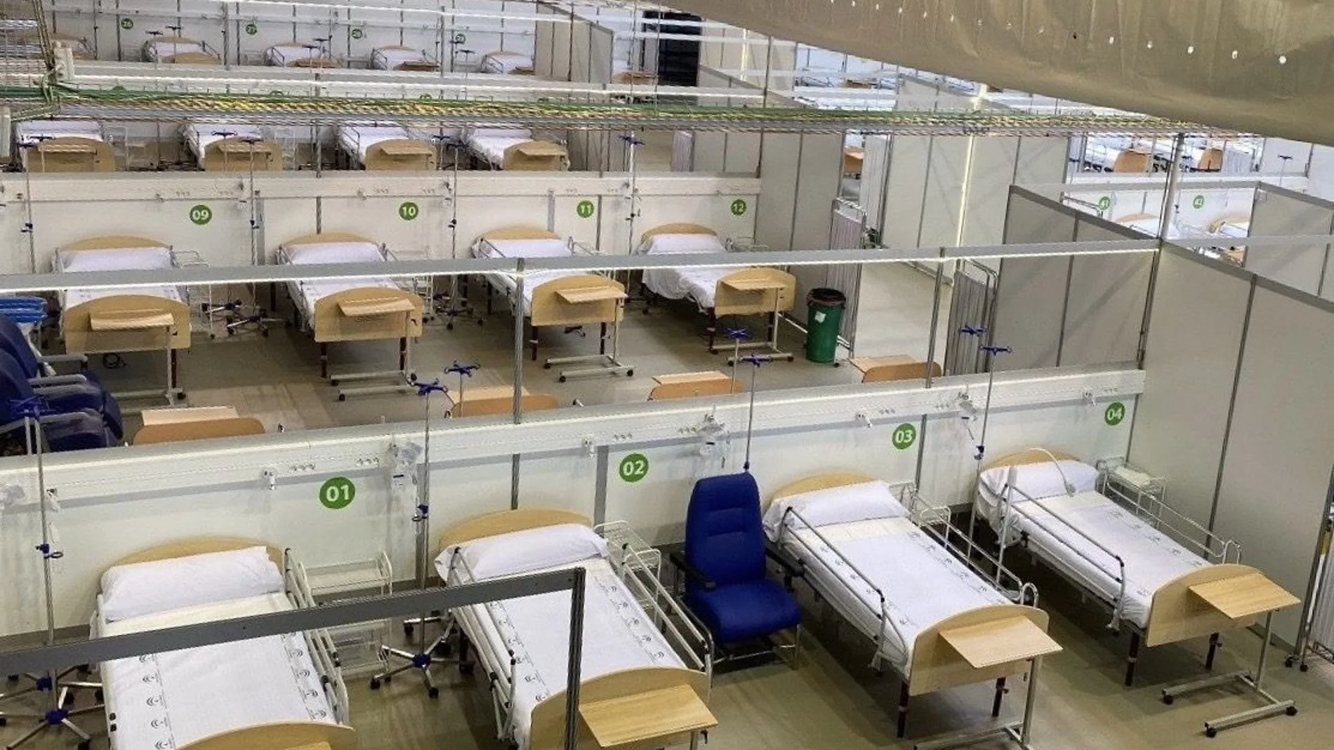 Son días de hospitales de campaña, como el instalado en el pabellón deportivo de Carranque, en Málaga, que se muestra en la imagen