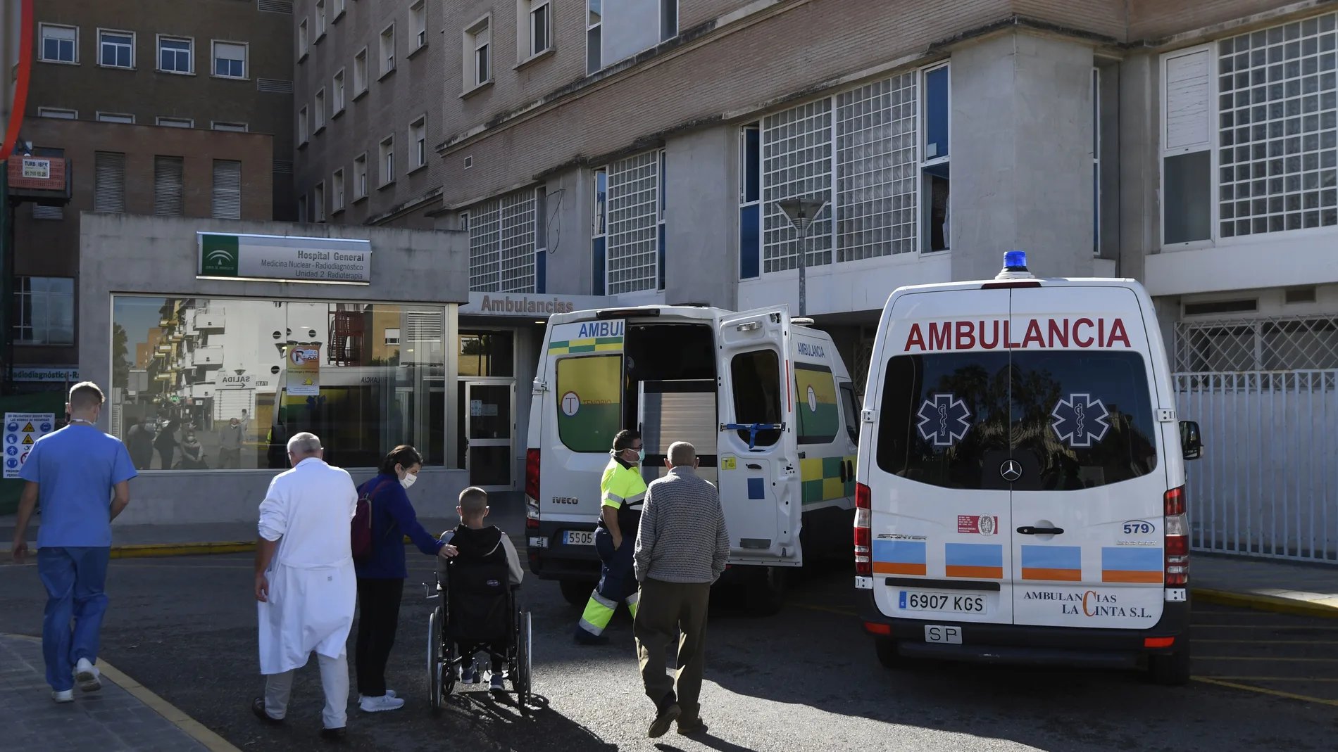 Usuarios y sanitarios, a la entrada de un hospital de Sevilla