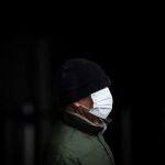 Imagen de un hombre con mascarilla