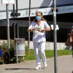 Una sanitaria, ante la fachada del Hospital Virgen Macarena de Sevilla